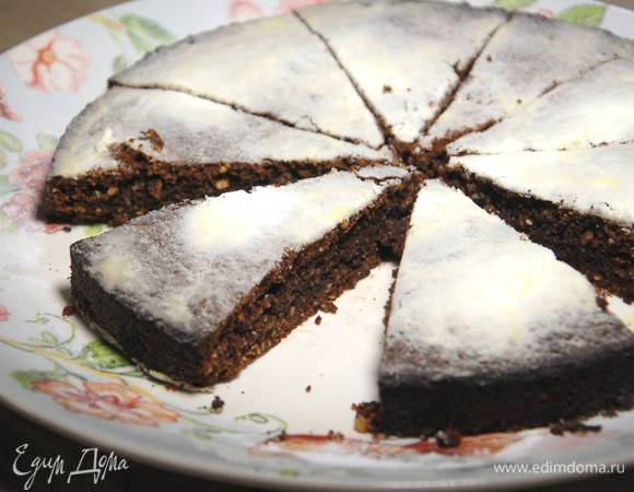 Выпекать пирог в разогретой духовке 35–45 минут.