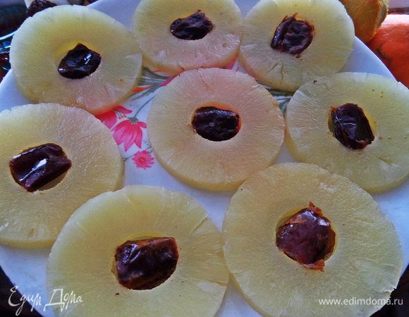 Запаковываем отверстия фиником, обрезав его края.