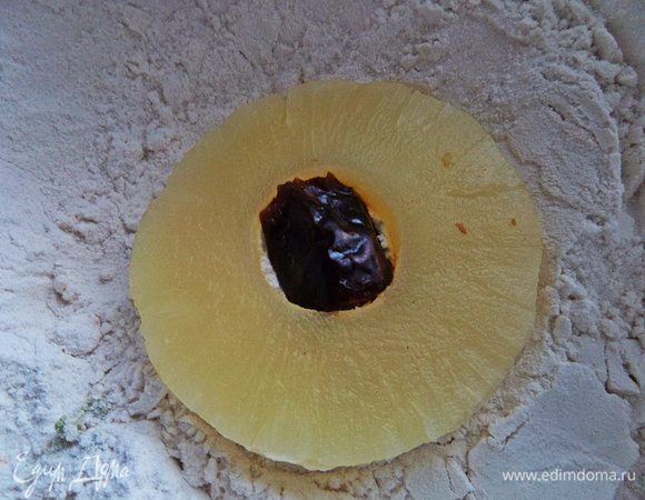 Окунаем каждое колечко вначале в муку.