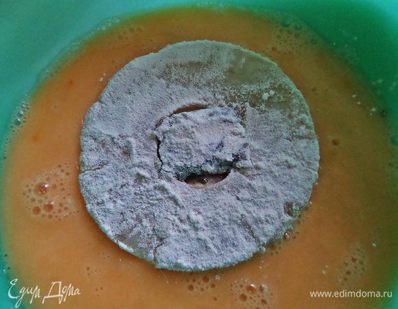 Взбиваем яйцо и окунаем кольцо в яичной смеси.