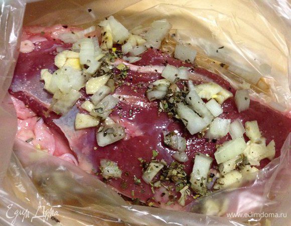 В пакет кладем две грудки, приправляем солью, орегано, перцем, мелко режем лук, чеснок, и тоже кладем в пакет к грудкам, заливаем коньяком и завязываем пакет, предварительно убрав воздух. Кладем в холодильник на 3-4 часа, но я оставляла на 12 часов.