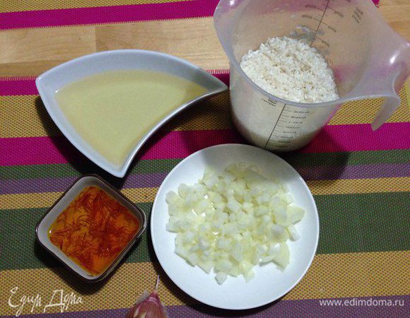 Перед тем как жарить уточку, мы готовим гарнир. Для этого рис промываем под водой 3-4 раза. Шафран заливаем теплой водой где-то 125 мл и даем настояться.