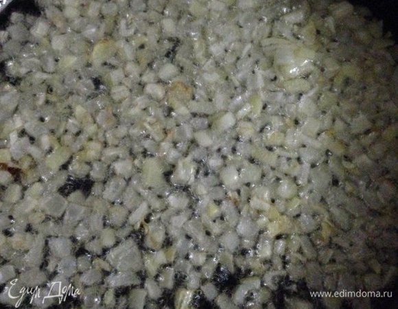 Убираем обжаренный чеснок, он нам больше не понадобится. Теперь в этом масле обжариваем лук до мягкого состояния.