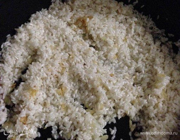 Затем высыпаем промытый рис и обжариваем минут 5.