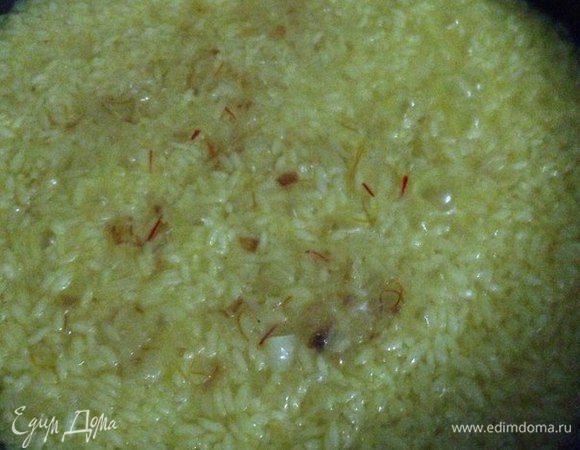 Затем заливаем шафраном с водой и оставшуюся воду. После того как рис закипит, убавляем огонь, и так рис должен повариться без крышки пока вода почти пропадет и не начнут так сказать появляться горочки, теперь накрываем крышкой и варим еще минут 5. Снимаем с огня и перемешиваем вилкой рис. Рис готов.