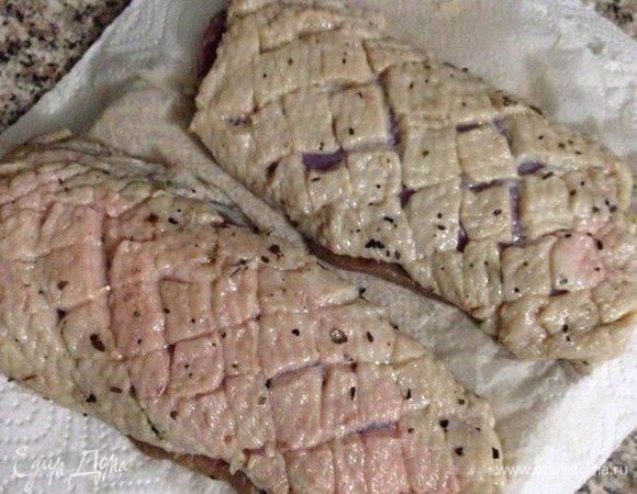Достаем из пакета грудки и промакиваем их бумажным полотенцем. Затем делаем надрезы на шкурке, только аккуратно, чтобы не порезать мясо.