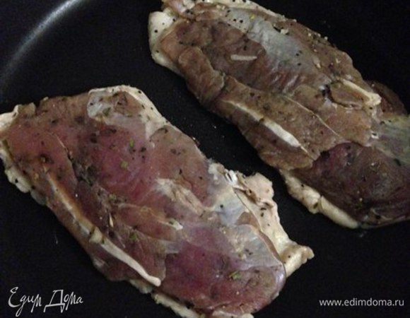 Жарим на сухой хорошо разогретой сковороде. Жарить начинаем со стороны шкурки, чтобы по максимуму выжарить жир и получить корочку, а уже за тем переворачиваем на другую сторону. Жарим на среднем огне.