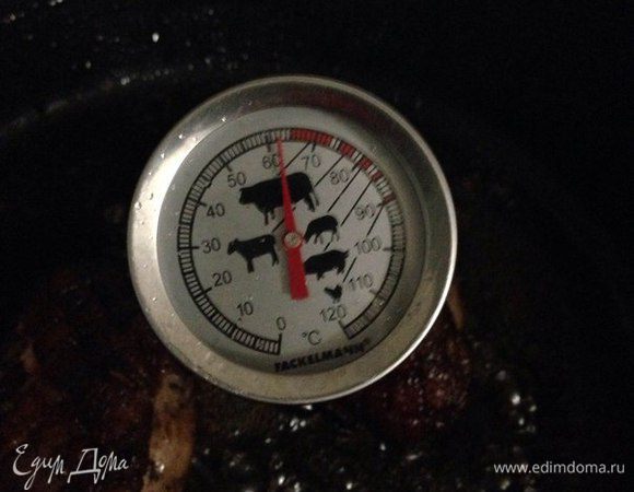 Жарила до полной прожарки. Температура внутри грудки будет 62°C. Если у вас нет специального термометра, то тогда жарим утку по 7 минут с каждой стороны и по 3 минуты по бокам. Но все зависит от размера утиной грудки.