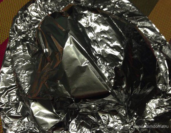 После того как грудка пожарилась, снимаем ее со сковороды на деревянную доску и накрываем фольгой. Чтобы грудка отдохнула. Жир не выливаем из сковороды, он нам понадобится.