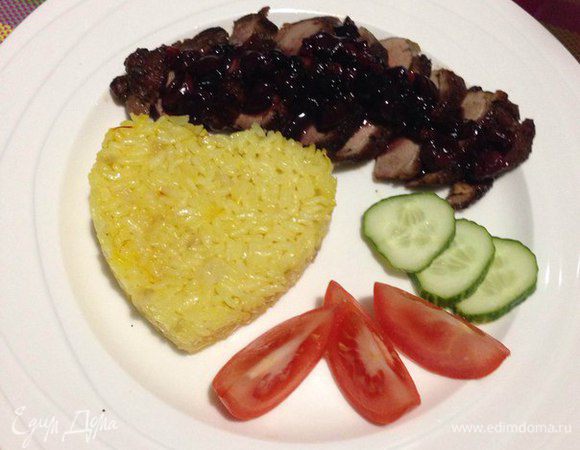 Если хотите можете шкурку от утиной грудки срезать. Теперь можно все подавать! Всем приятного аппетита!