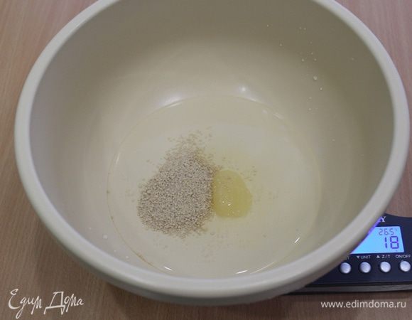 В теплую воду добавьте мед и дрожжи, дайте немного постоять.