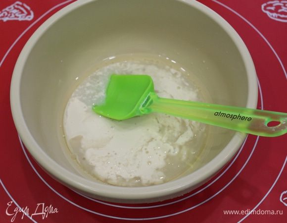 Добавьте соль, масло, теплую сыворотку (или нежирный кефир).