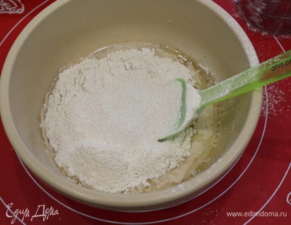 Просейте муку постепенно (у меня немного осталось).