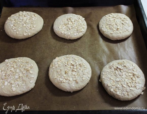 Выложите на застеленный противень. Расстойка 30-40 минут, до увеличения вдвое.
