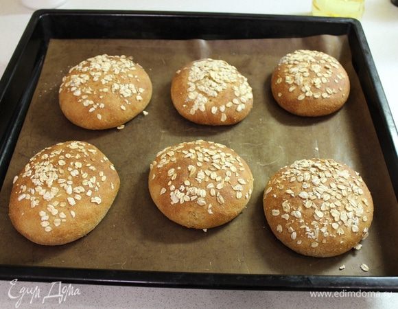 Выпекаем при 220°C в течении 5-8 мин с паром, затем при 200°C без пара до готовности, всего 15-20 минут.