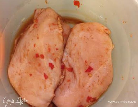 Филе положить в миску добавить соль, аджику, соевый соус 30 мл, приправу chicken tikka 1/2 ч.л (я не нашла ее в списке), сок лимона и все перемешать. Накрыть крышкой и поставить в холодильник на 30 минут.