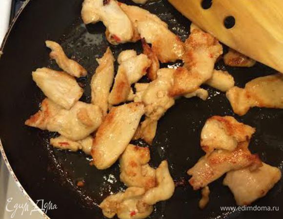 Спустя 30 минут, достать филе, мелко нарезать и обжарить на растительном масле.