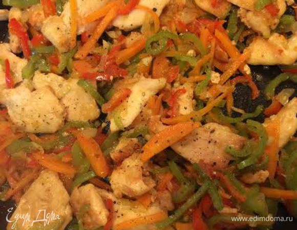 Добавить овощи, остаток соевого соуса, накрыть крышкой и потушить все вместе минут 5-7.