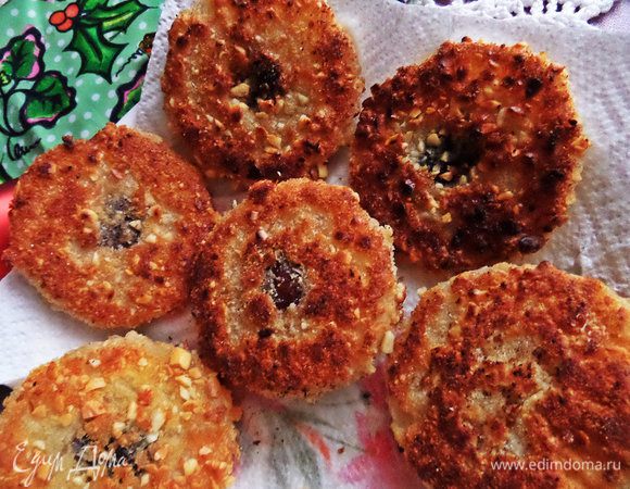 Вынимаем колечки на салфетку.