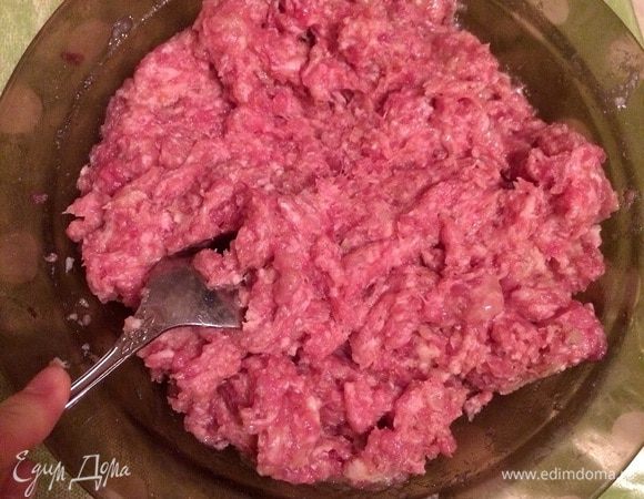 Готовим фарш. Пропускаем через мясорубку кусочки свинины, хлеб (размягченный в воде), лук и добавляем яйцо, соль и молотый перец. Фарш тщательно перемешать. 