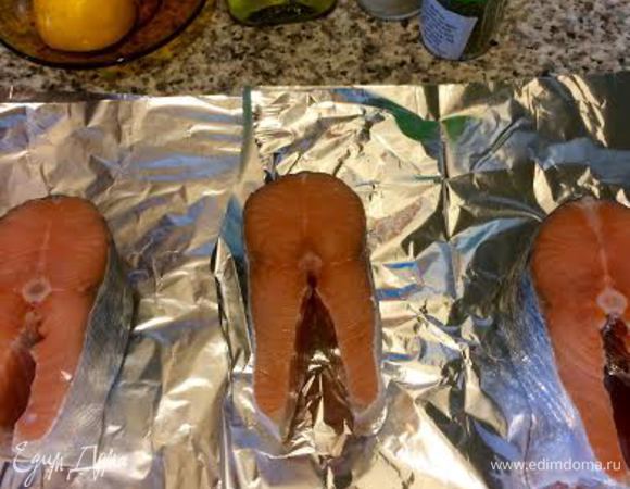 Каждый стейк сбрызнуть маслом и соком лимона. Посолить, поперчить и посыпать травкой.