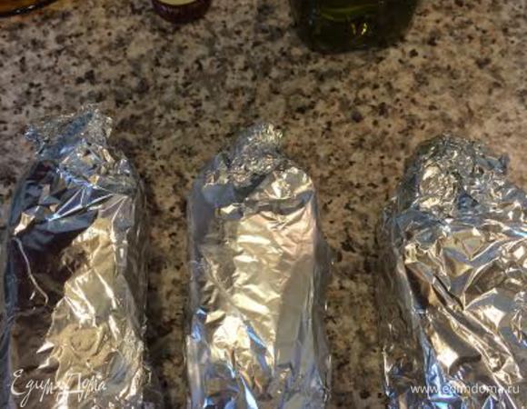 Каждый стейк завернуть в фольгу. Дать постоять 10 минут. Поставить в разогретую духовку (200°C) на 20 минут, а потом открываем фольгу и оставляем еще на 5 минут.