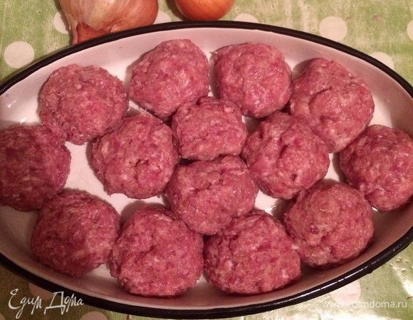 Смазываем растительным маслом емкость и формируем котлетки.