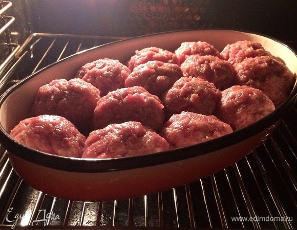 Разогреваем духовку до 250°C и помешаем наши котлеты для предварительной обжарки. На 10 минут.