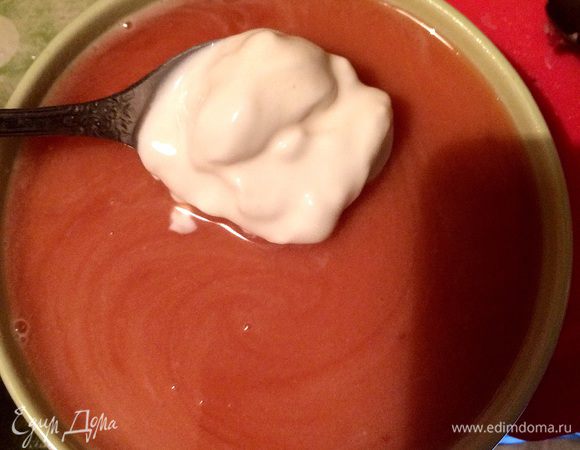 Готовим соус. Сначала размешиваем муку в воде (без комочков), добавляем томатную пасту, сметану и щепотку соли. Готово!