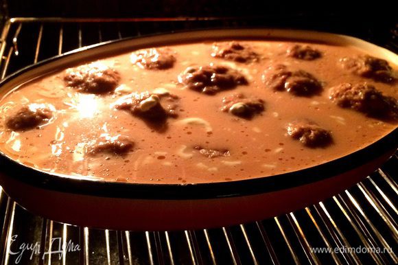 Заливаем соусом котлеты и ставим выпекать на 30 минут при температуре 220°C, под конец можно убавить до 190°C.