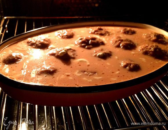 Заливаем соусом котлеты и ставим выпекать на 30 минут при температуре 220°C, под конец можно убавить до 190°C.