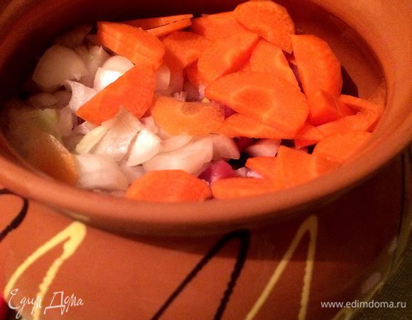 Нарезаем и добавляем лук и морковь.
