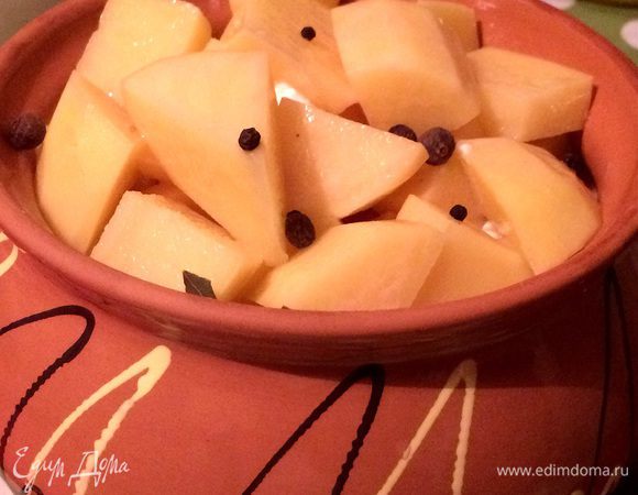 Следом картофель, солим и добавляем перец, лавровый лист. Заливаем бульоном или водой.