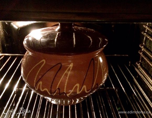 Ставим в разогретую духовку до 250°C, выпекаем 30 минут. После убавляем до 200°C и оставляем до полной готовности еще на 30 мин.