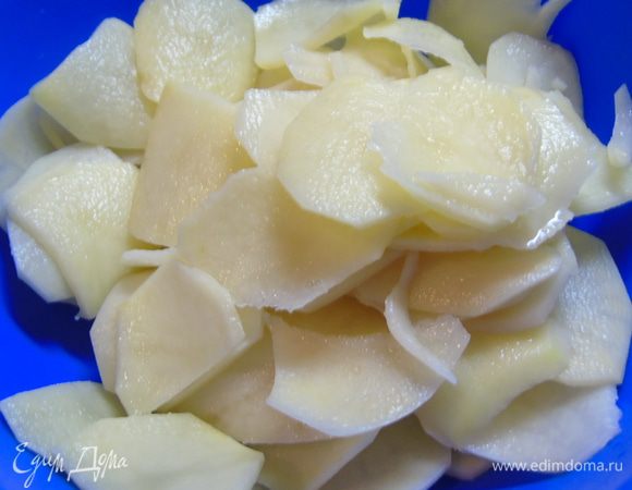 Картофель очищаем и нарезаем тонкими кружочками, я в этом случае  пользуюсь теркой.