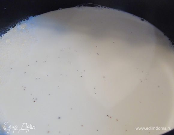 Смешать в кастрюльке молоко и сливки и поставить на огонь. Туда же отправляем щепотку мускатного ореха. Солим.