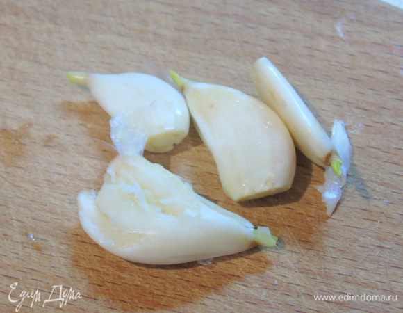 Чеснок очистить и раздавить ножом, кинуть в молоко со сливками. 