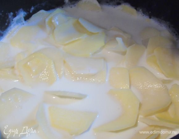 Как молоко закипит, кидаем туда картофель и варим 8-10 минут.