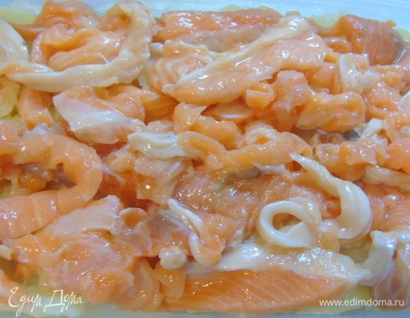 Сверху семгу, у меня кусочки, чуть солим...