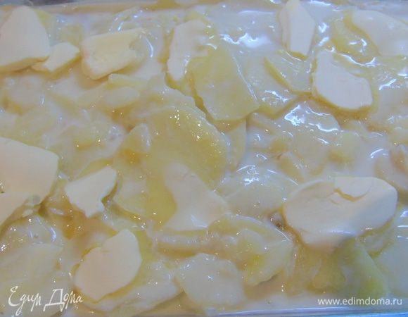 Выкладываем оставшийся картофель. Молочный соус чуть увариваем на слабом огне минут 5, если же он и так у вас вышел густым, то просто пропускаем этот шаг и заливаем им картофель. Сверху раскладываем кусочки сливочного масла и отправляем в разогретую до 180°C духовку до легкой или не очень легкой, как у меня, румяности.