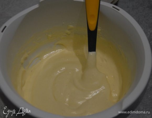 Просеиваем в получившуюся массу муку и  аккуратно лопаткой перемешиваем до однородного состояния.