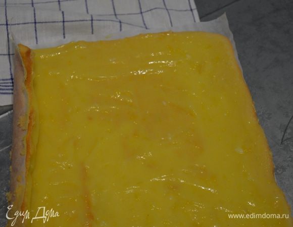 Затем удаляем бумагу промазываем кремом (в моем случае это курд, рецепт приготовления его описан у пользователя Натали http://www.edimdoma.ru/retsepty/74453-limonnyy-kurd) и сворачиваем рулет.