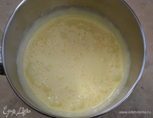 Для теста положить яйца в миску и взбить до состояния пышной воздушной массы вместе с сахаром. Взбивать около 10 минут, до полного растворения сахара.