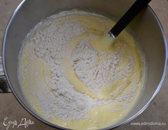 В два-три приема всыпать в яичную смесь просеянную муку, осторожно перемешивая движениями снизу вверх, так чтобы яичная масса не осела.