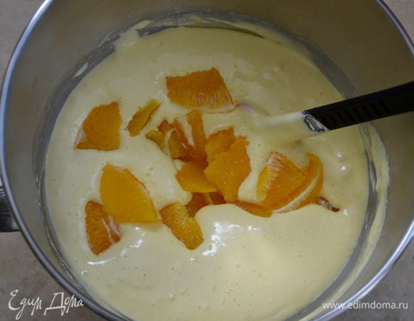 В конце добавить цедру апельсина и кусочки нарезанной мякоти. Снова аккуратно перемешать.