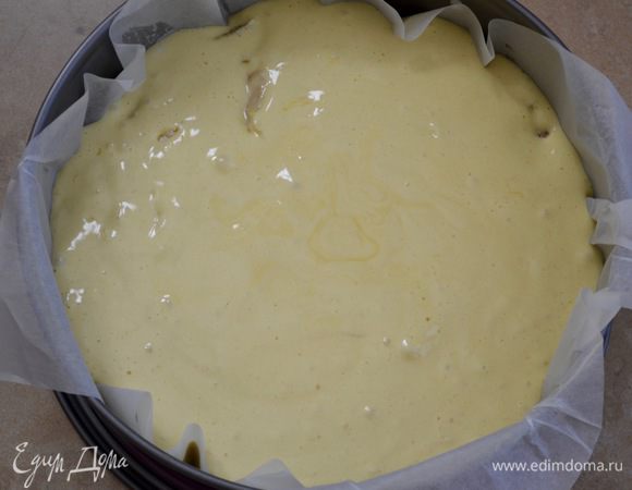 Форму для выпечки (24 см в диаметре) выложить пекарской бумагой. Осторожно вылить тесто.