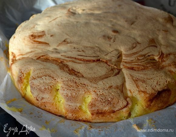 Выпекать в разогретой до 180°C духовке около 30 минут. В любом случае проверить готовность пирога деревянной шпажкой. Готовый пирог достать из духовки и дать постоять 15 минут в форме. Затем выложить на решетку и дать полностью остыть.