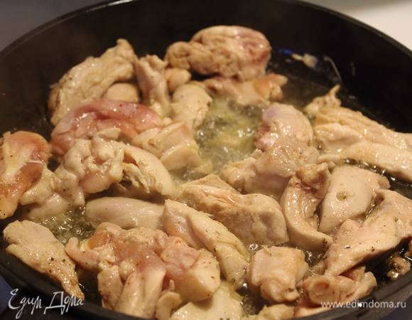 На разогретую сковороду наливаем масло и обжариваем до полуготовности порезанное куриное филе.