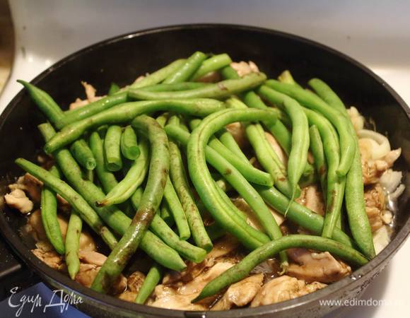 Добавляем порезанный полукольцами лук, помытую фасоль, и немного обжариваем, совсем немножечко. Солим и перчим по вкусу. Отлично еще вписывается перец болгарский ломтиками.