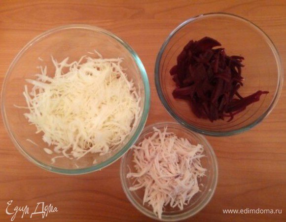 Капусту нашинковать соломкой, свеклу также соломкой. Филе я разобрала по волокнам, можно порезать соломкой.